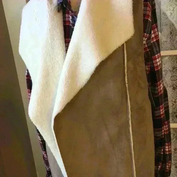 Vegan suede and shearling vest - Picture 2 of 3